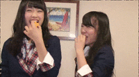 今年初柿「初柿前で，待ち合わせやで」山田菜々,渋谷凪咲 GIF